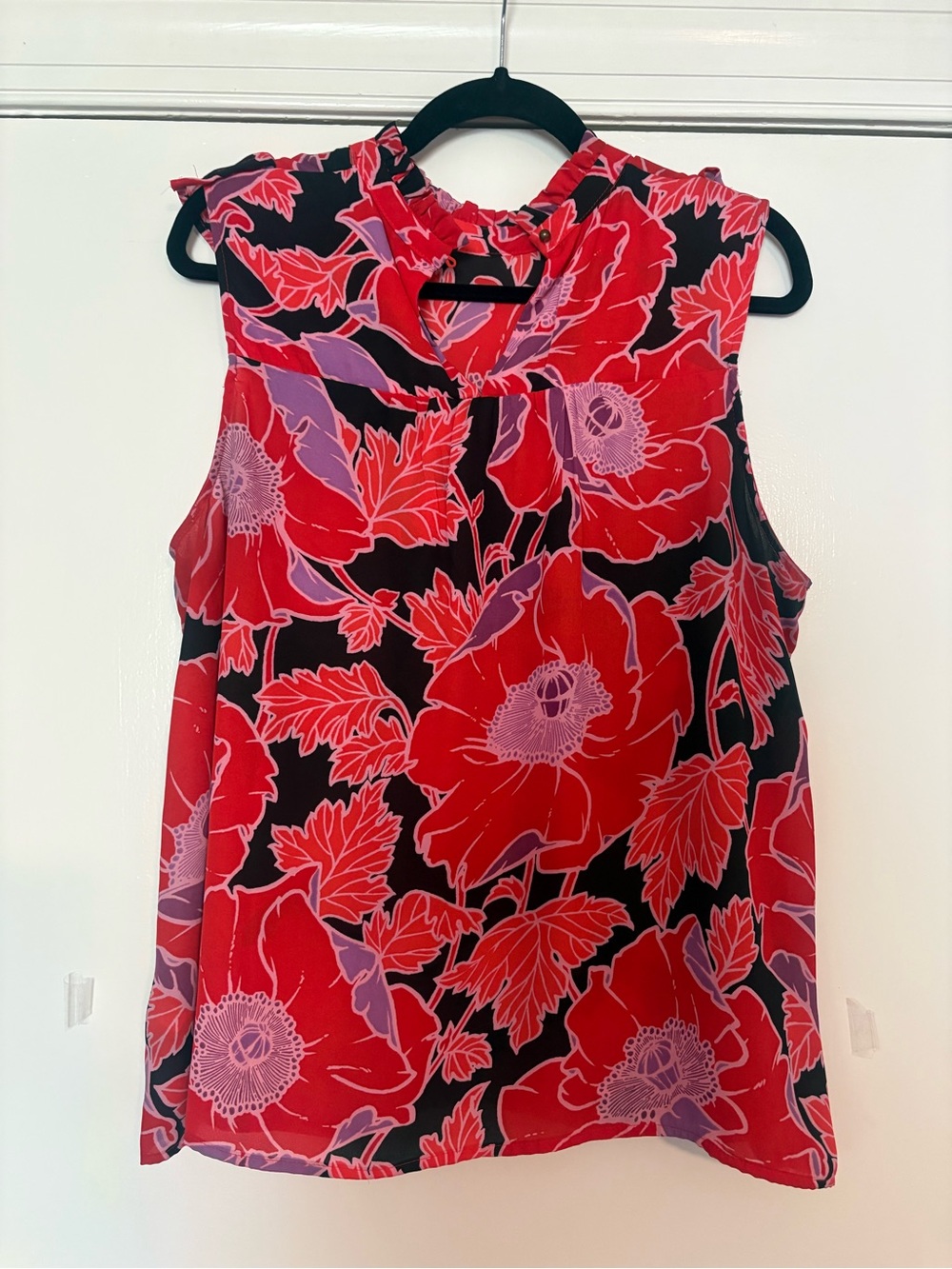 Who What Wear Red Floral Sleeveless Keyhole Camisole